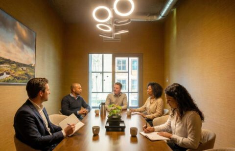 Deelnemers aan tafel tijdens Strategisch Adviseren